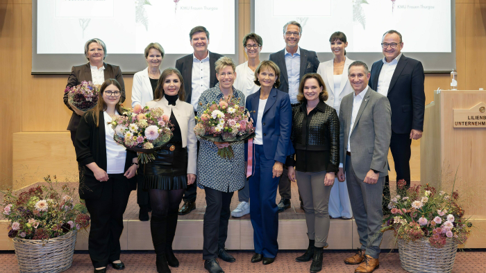 Gruppenbild Preisträgerinnen mit VIPs