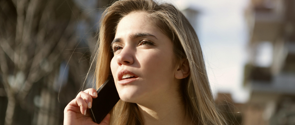 Eine junge Geschäftsfrau am Telefon